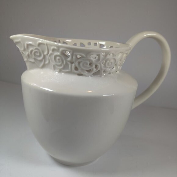 L.Godinger, Large Water Pitcher. Carved floral design in an open lace pattern. - Picture 1 of 5